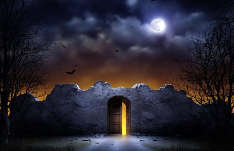 Eine mysteriöse Stadtmauer mit einer leuchtenden Tür, die bei Vollmond in orangefarbenem Licht erstrahlt.