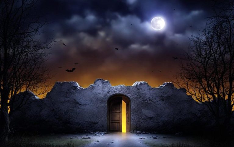 Eine mysteriöse Stadtmauer mit einer leuchtenden Tür, die bei Vollmond in orangefarbenem Licht erstrahlt.