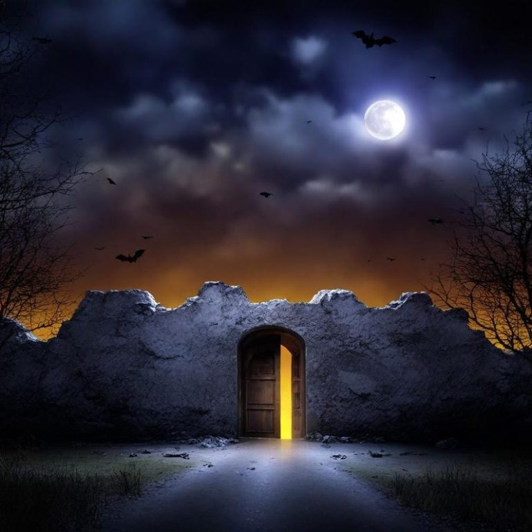 Eine mysteriöse Stadtmauer mit einer leuchtenden Tür, die bei Vollmond in orangefarbenem Licht erstrahlt.