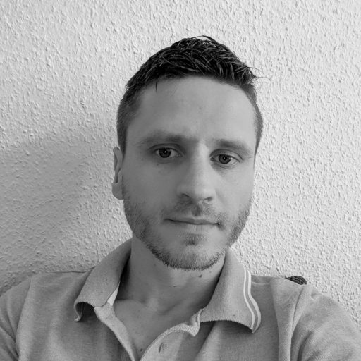 Ein Bild des Webseiteninhabers, kurzhaarig und mit einem ruhigen Gesichtsausdruck, vor einem sanften Hintergrund.